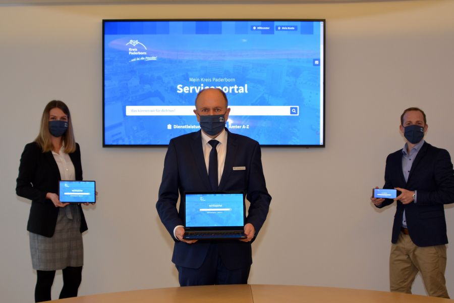 Viele Geräte, eine Seite – zahlreiche Anträge können beim Kreis Paderborn nun online gestellt werden – v.l. Lia Drewes (Antragsmanagement), Landrat Christoph Rüther und Teamleiter Marco Schwabe. Foto: Kreis Paderborn, Presse- und Öffentlichkeitsarbeit, Meike Delang